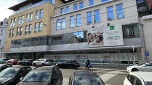 Das ehemalige Leiner-Gebäude in Bruck heute - mit einer Werbung für die Grazer Filiale  | Das ehemalige Leiner-Gebäude in Bruck heute - mit einer Werbung für die Grazer Filiale 