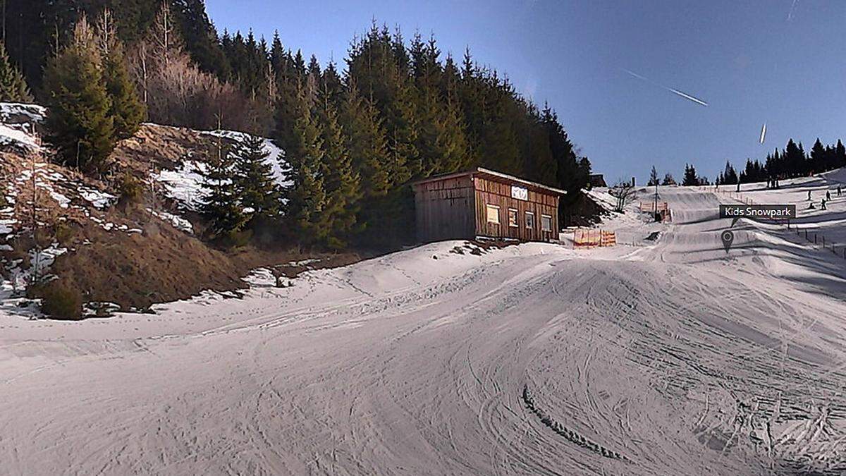 Bild von der Mittelstation der Gerlitzen, 80 Zentimeter Kunstschnee garantieren trotz Schneemangels perfekte Pistenverhältnisse 