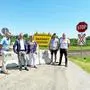 Projektverantwortliche am aufgelassenen Bahnübergang in St. Peter im Sulmtal