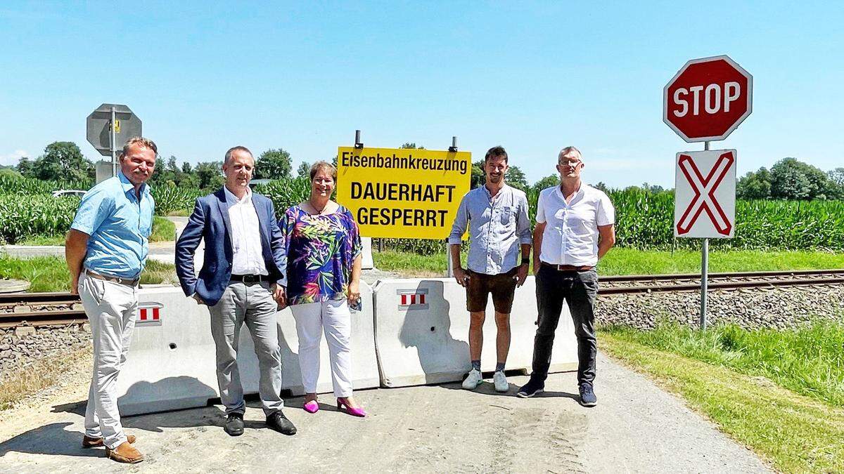 Projektverantwortliche am aufgelassenen Bahnübergang in St. Peter im Sulmtal