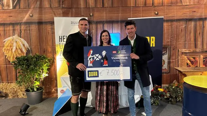 Sandra Bleiberger-Krajnc und Andreas Prückler von „Steirer helfen Steirern“ nehmen den Scheck über 7500 Euro von Stefan Lipp, PORR-Niederlassungsleiter Hochbau Steiermark (l.), entgegen