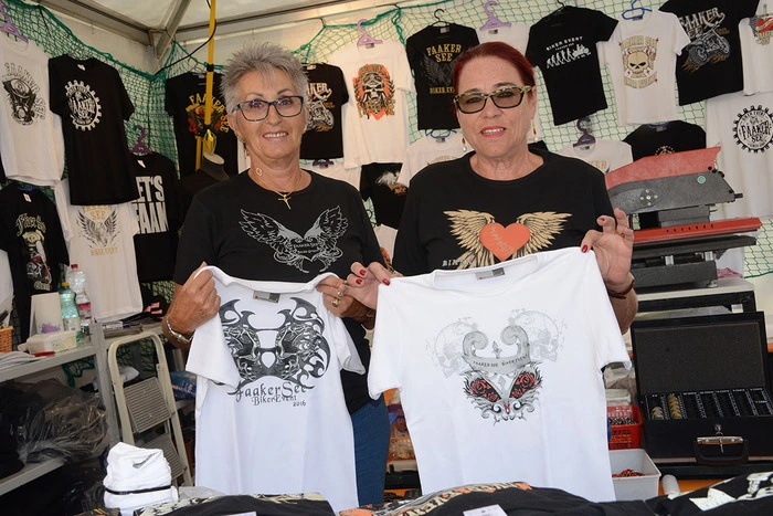 Original Biker-Event-Shirts bekommt man am Stand von Ulrike Kulle und Barbara Willitsch