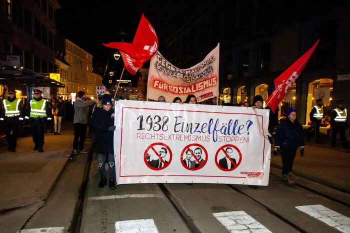 ... auf anderen war zu lesen: "Rechtsextremismus stoppen".
