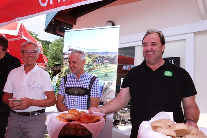 Nach einem gemeinsamen Frühstück, bei dem es spezielle Brötchen gab, startete die Tour.