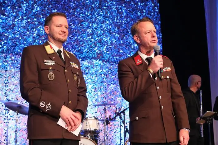 Nach der Begrüßung der zahlreichen Ehrengäste aus Politik, Wirtschaft, Sport und Einsatzorganisationen, an der Spitze mit Landeshauptmann Mario Kunasek, eröffnete Feuerwehrkommandant Alexander Siegmund gemeinsam mit Bürgermeister Mario Abl eine der größten Ballveranstaltungen in der Steiermark.
