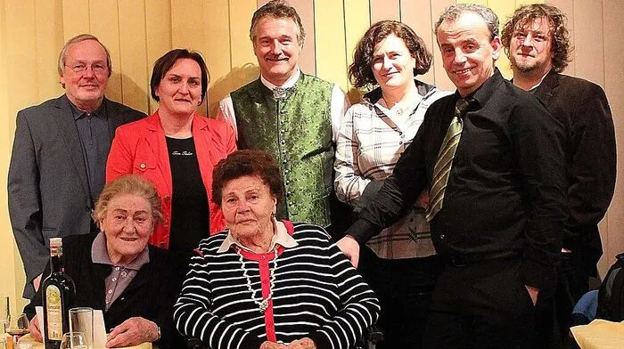 Die gute Stimmung beim Imkerball genossen unter anderen Kurt Langbein (links), Lobnik, Smrtnik, Sommer, Haderlap, Roth sowie Stefanie Piskernik (vorne) und Anna Sleik