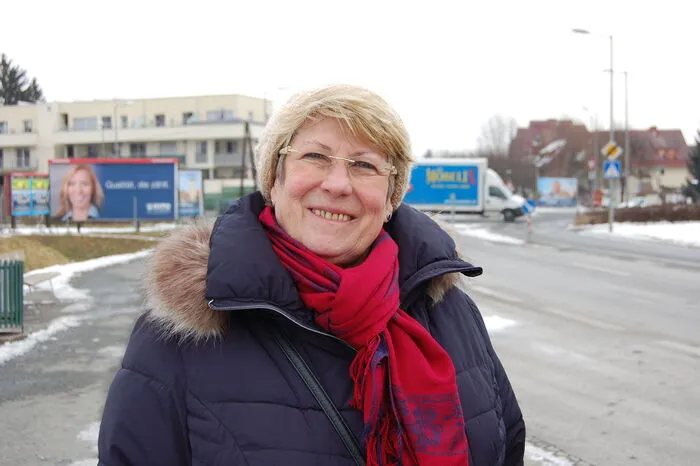 Karla Kraxner kritisiert den Schwerverkehr im Gewerbegebiet Rudersdorf: "Viele, die von der Triesterstraße kommen, nehmen eine Abkürzung über den Mälzerweg und den Ruthardweg. Da gilt zwar theoretisch eine 7,5-Tonnen-Beschränkung, aber es sind in Wirklichkeit auch viele schwerere Laster mitten durchs Wohngebiet unterwegs." Frau Kraxner würde außerdem die Brauerei aufpeppen, um den Bezirk zu beleben: "Vor vierzig Jahren war das ein tolles Sonntagsausflugsziel für die ganze Familie, es gab Frühschoppen, Konzerte und Sommerfeste. Zu so etwas würden die Leute auch heute gerne hingehen."