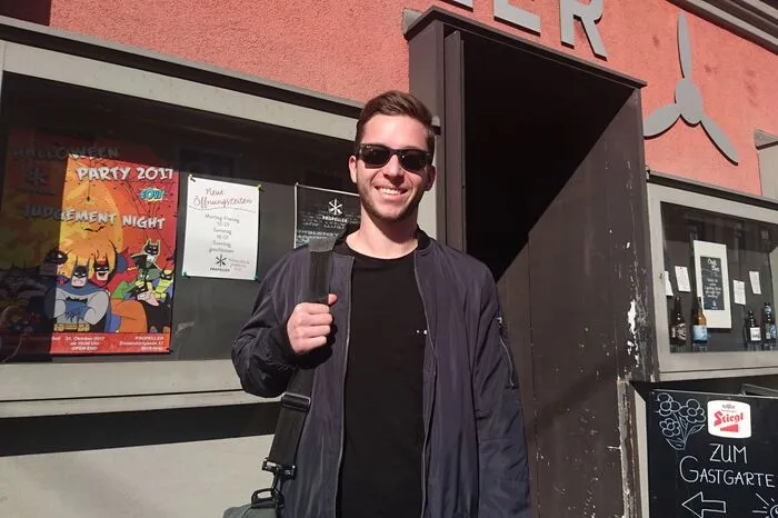 Daniel T., 21 (Physik)"Wäre die Zinzendorfgasse eine Fußgängerzone, sollte sie für Radfahrer befahrbar sein. Den Lokalen würde es gut tun - sie könnten ihr ganzes Potential entfalten."