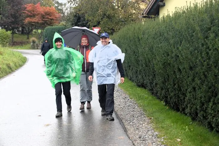 In heiterer  Runde starteten  zahlreiche begeisterte Wanderfreunde mit Regenschutz in verschiedenen Wandergruppen aus allen Teilen der Steiermark.
