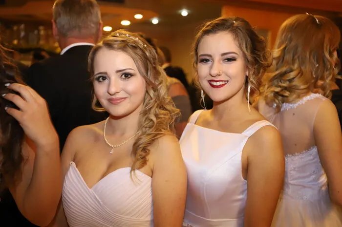 Klicken Sie sich durch die weiteren Fotos der Ballnacht. 