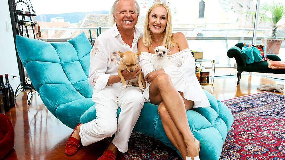 Irena und Peter Panzenböck mit den beiden Chihuahuas Bijou-Blanche und Louis-Courtois