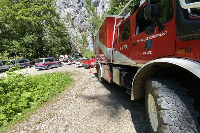 Sieben Personen erlitten leichte, eine Person schwere Verletzungen.