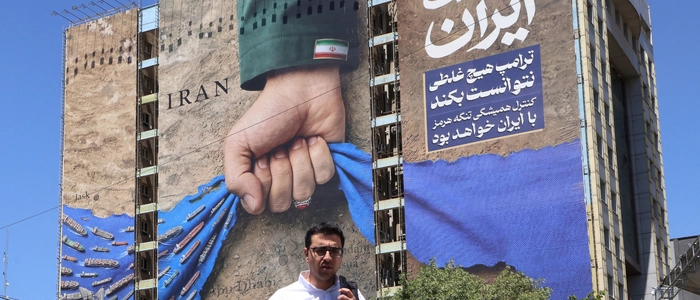 Auf einem riesigen Plakat in Teheran hält eine Faust die Straße von Hormuz fest in ihrem Griff. Der Iran weiß, über welche Hebel er verfügt