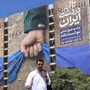 Auf einem riesigen Plakat in Teheran hält eine Faust die Straße von Hormuz fest in ihrem Griff. Der Iran weiß, über welche Hebel er verfügt