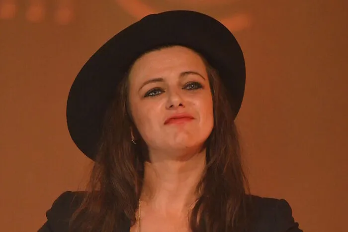 Sie singt, sie spielt, sie tanzt. Bastreghi ist das lebhafteste Bandmitglied der sonst eher an Mimik und Gestik kargen Band "Baustelle".
