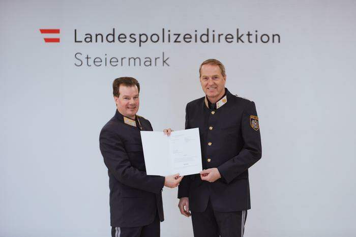 Landespolizeidirektor Gerald Ortner überreichte Reinhold Kaufmann in der Landespolizeidirektion Steiermark das Ernennungsdekret
