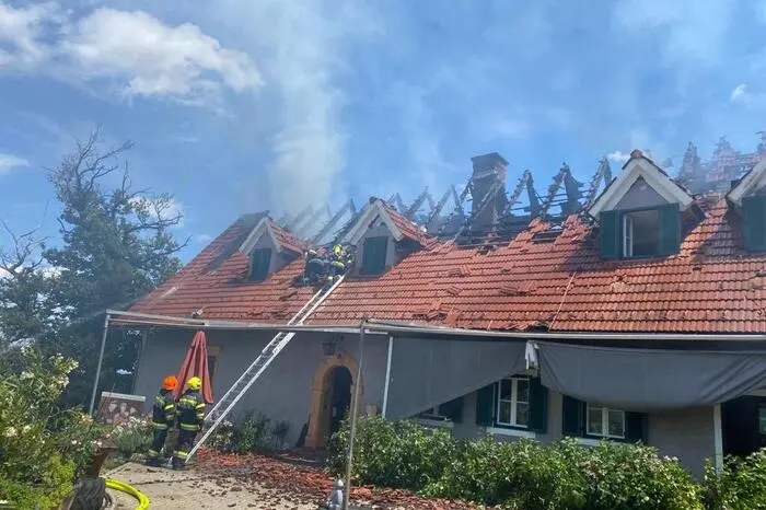 Gegen 14 Uhr war das Feuer gelöscht. Die Einsatzkräfte waren aber noch mit Nachlöscharbeiten beschäftigt.