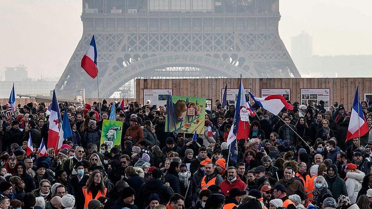 Zahlreiche Menschen protestierten unweit des Eiffelturms gegen einen neuen Corona-Impfpass