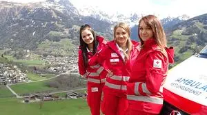 Carina Bstieler (Mitte) mit Zwillingsschwester Lorena (links) und älterer Schwester Alexandra 