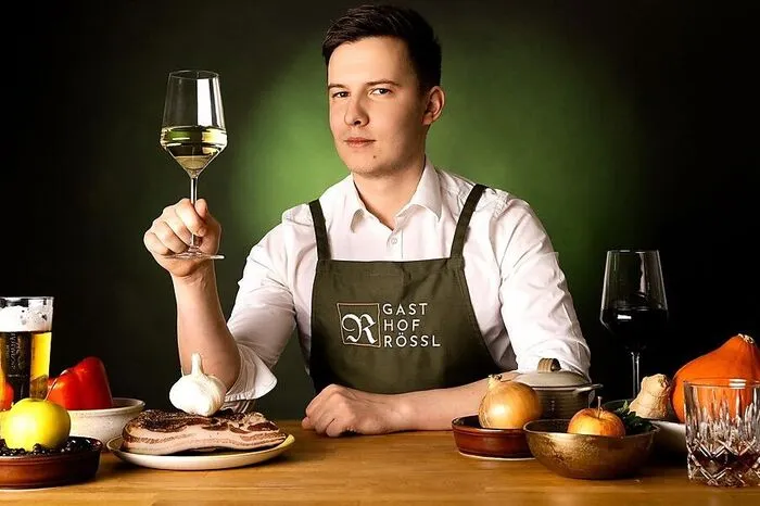 Michael Rössl, Gastronom aus Stallhofen: Es steckt ganz viel Leidenschaft in meinem Beruf, vor allem der Umgang mit dem Gast, die top Produkte und die vielen Details machen für mich die Tourismus-Branche einzigartig. Gerade die neuen Herausforderungen machen keinen Tag wie den anderen. Da hat das letzte Jahr wieder gezeigt, wie flexibel man in der Gastronomie sein kann. Also für mich ist es die spannendste und schönste Branche der Welt.