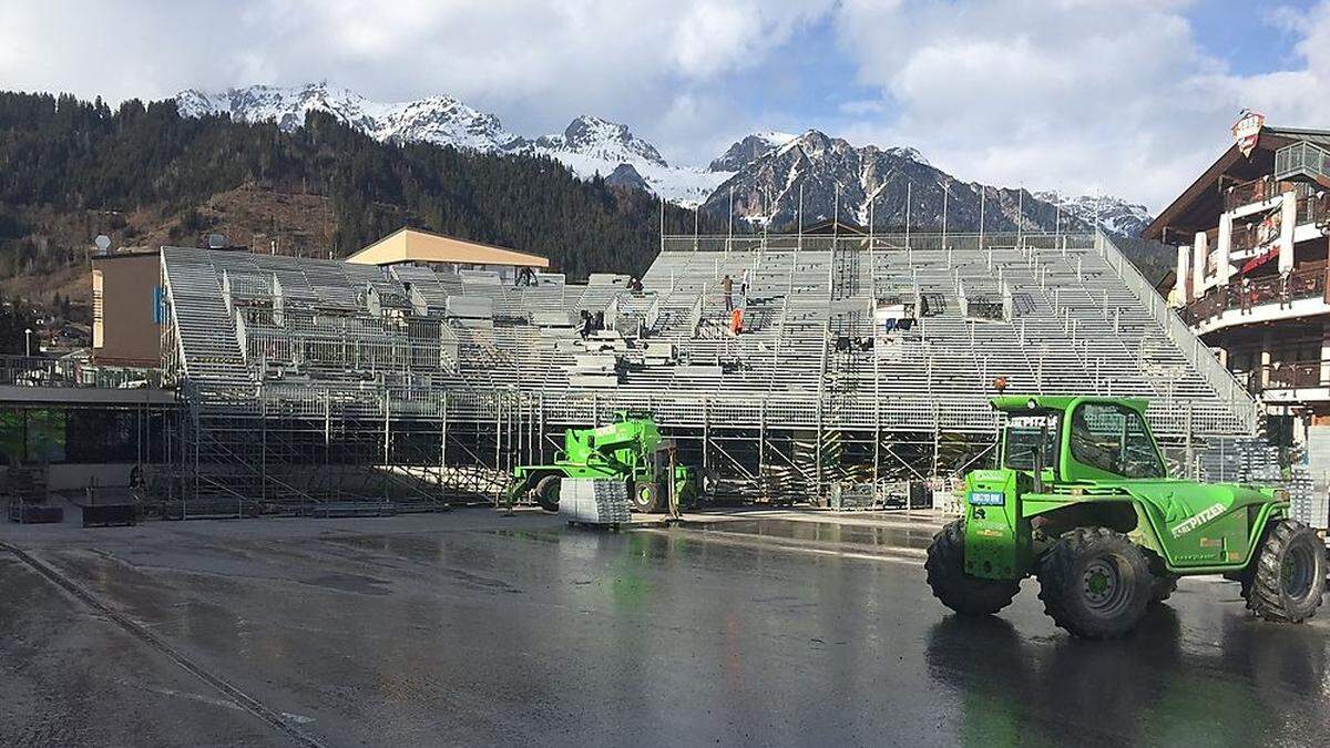 Der Tribünenaufbau im Planai-Stadion hat begonnen 