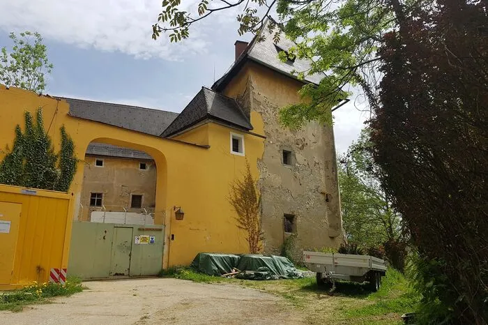 Das Schloss Sauerbrunn wurde in den Jahren 1547 bis 1552 vom Freiherren Franz von Teuffenbach erbaut und vom ihm 1567 zu einer Spitals- und Armenhausstiftung umgewandelt.