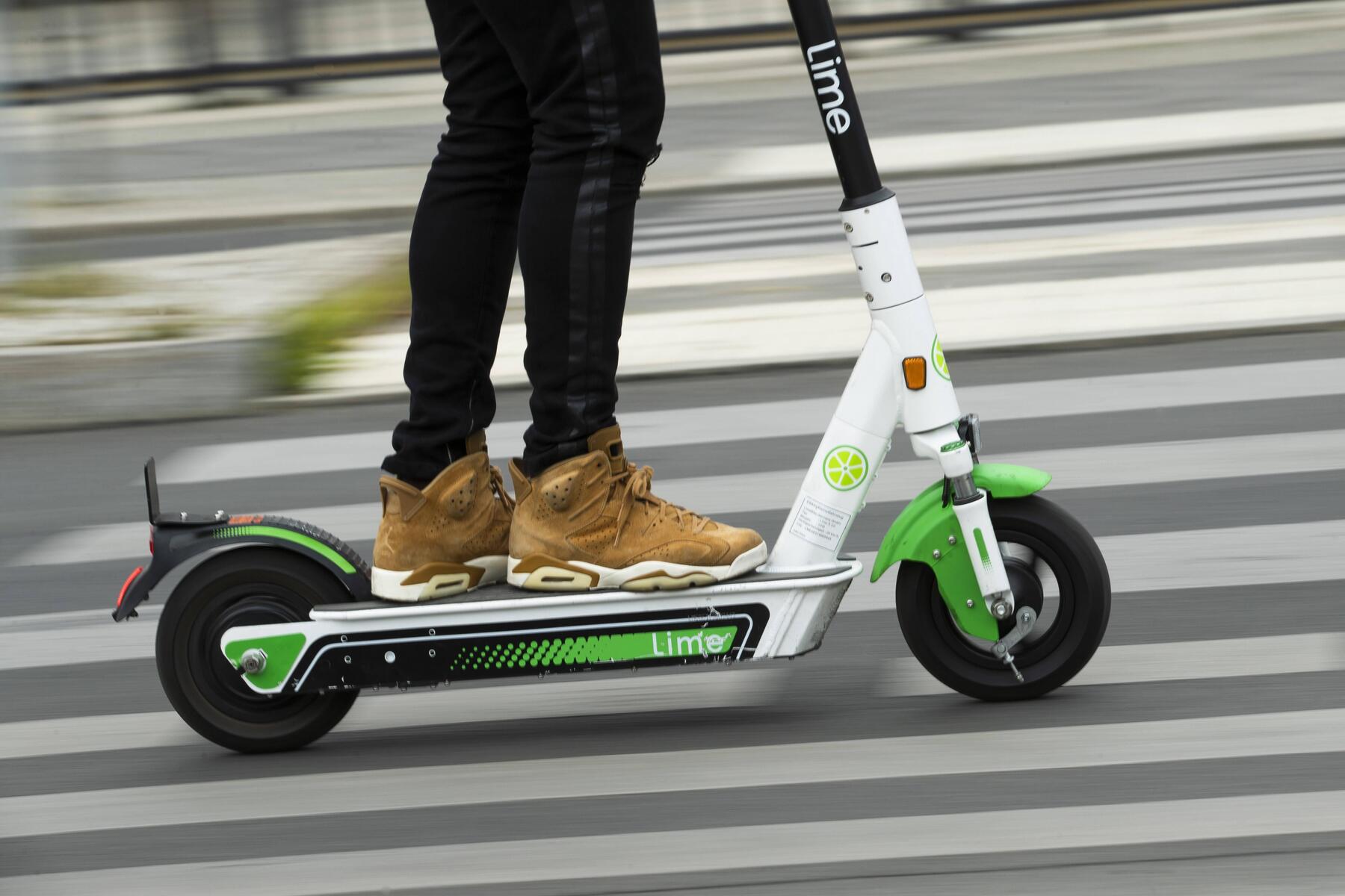 Am Grazer Hauptplatz : E-Scooter-Fahrer fährt Fußgängerin nieder: Polizei bittet um Hinweise