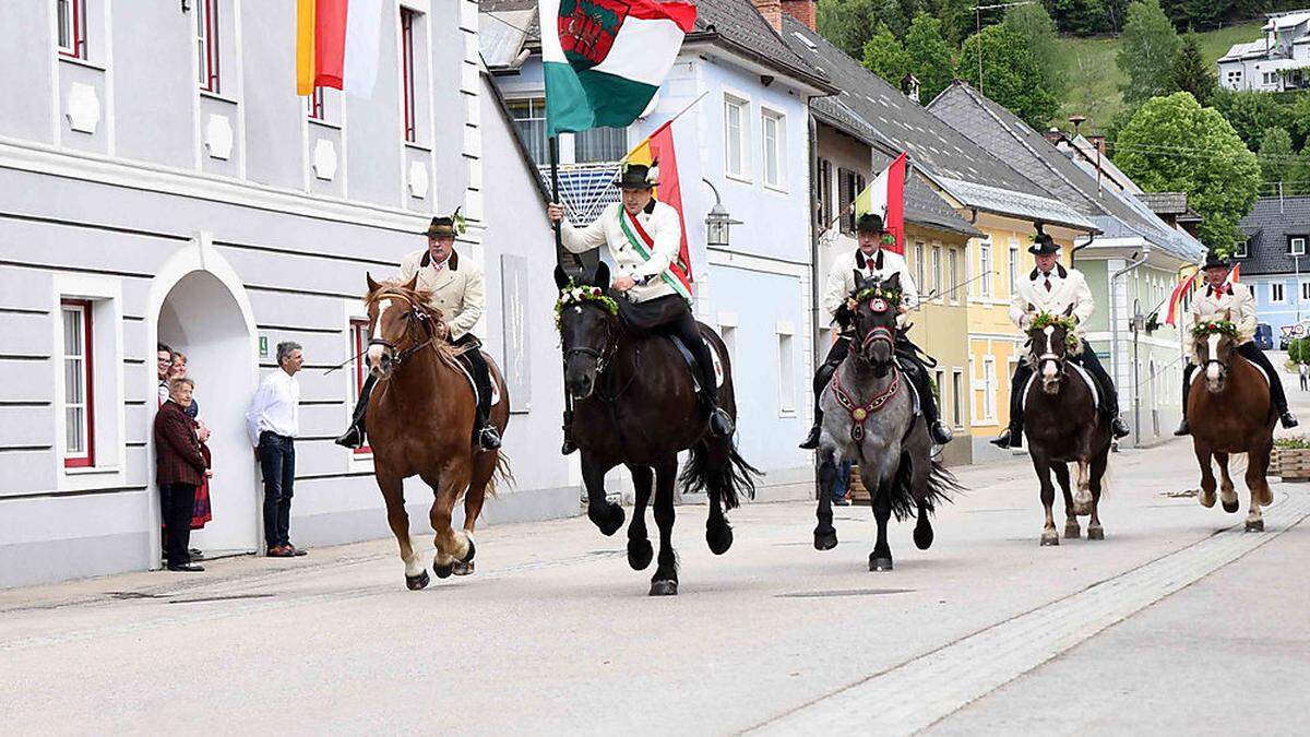 Das Kranzelreiten geht auch heuer im kleinen Rahmen über die Bühne