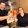Miriam Cibiene und ihr Partner Willian vom Eis Café La Gioconda in Klagenfurt stoßen mit Aperol auf den Sieg der Italiener an