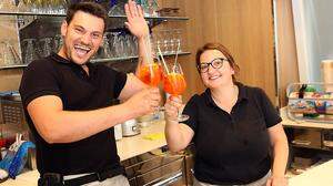 Miriam Cibiene und ihr Partner Willian vom Eis Café La Gioconda in Klagenfurt stoßen mit Aperol auf den Sieg der Italiener an