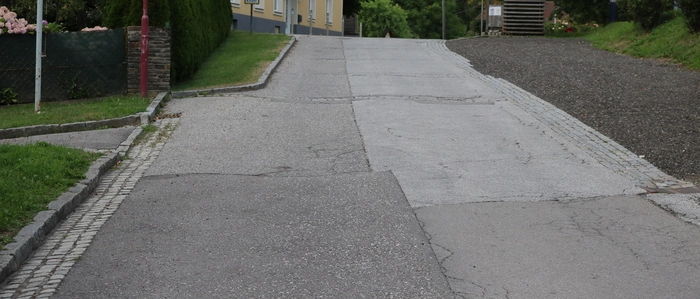 Zu sehen ist eine Straße, die 