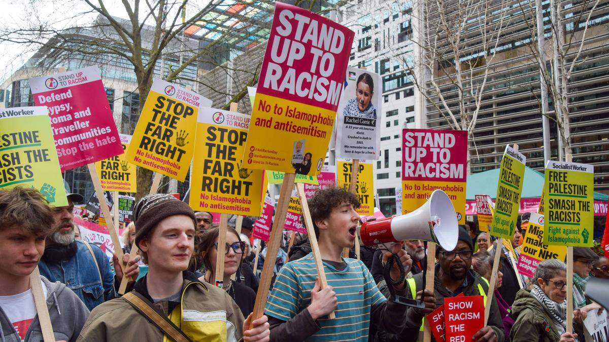 Immer wieder gehen Menschen in Großstädten gegen Rassismus auf die Straße, zuletzt auch in London. | Immer wieder gehen Menschen in Großstädten gegen Rassismus auf die Straße, zuletzt auch in London.