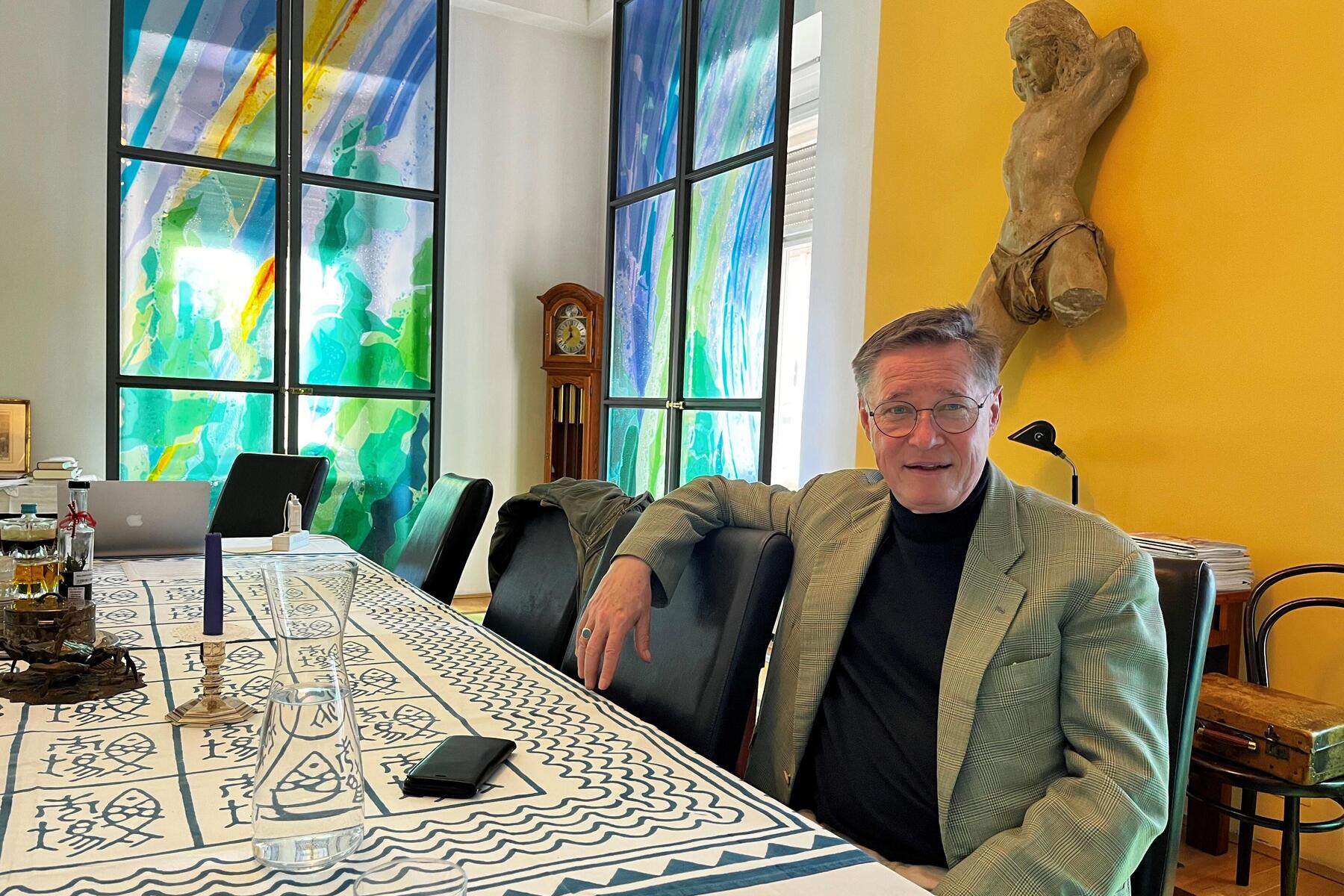 So spartanisch wohnt Leobens Stadtpfarrer Markus Plöbst