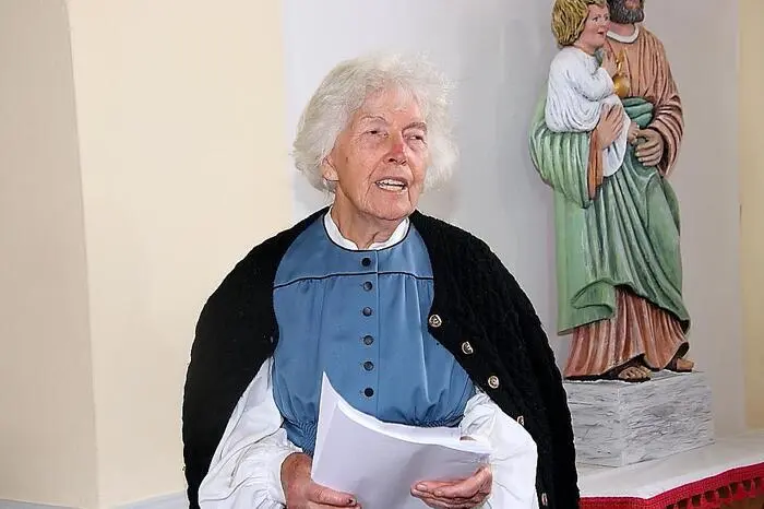 Anschließend wurde eine musikalische Andacht in der Kirche gefeiert, bei der Gertrude Sterbenz (Foto) und Bürgermeister Erwin Dirnberger über die Instandsetzungsarbeiten berichteten.