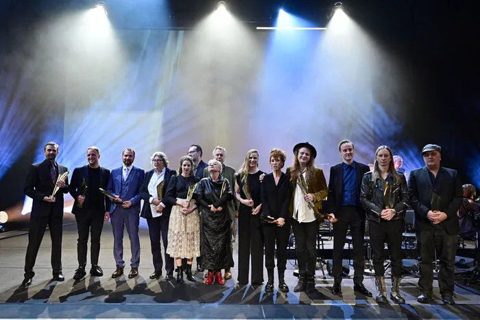 Ehre für das Grazer Schauspielhaus: Jan Christoph Gockel nimmt den Preis für die Beste Bundesländer-Aufführung ('Die Revolution frisst ihre Kinder!') entgegen.