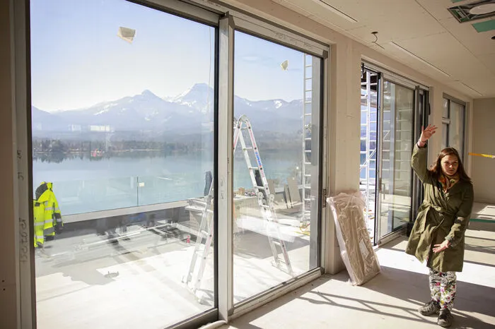 Der Eingangshallenbereich wird renoviert, inklusive eines Terrassenzubaus, der Gästen das Ankommen durch Blick auf Faaker See und Mittagskogel verschönern soll.