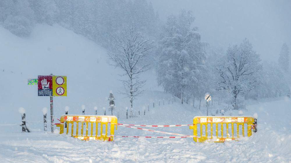 Die Straßensperre im tiefverschneiten Schladminger Obertal wird noch bis voraussichtlich Sonntag andauern