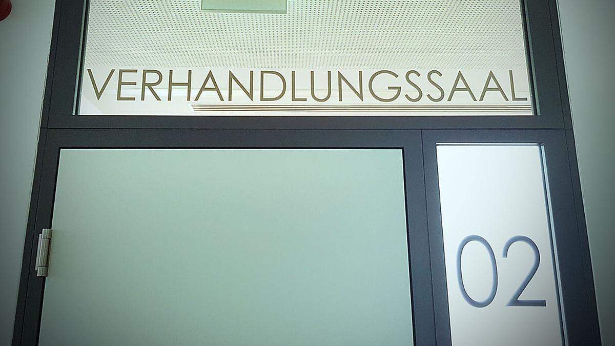 Der Angeklagte habe unter anderem der sechsjährigen Tochter den Hintern versohlt