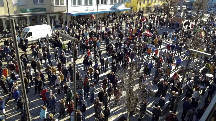 Am Samstag demonstrierten laut Polizeiangaben ungefähr 1500 Personen in Knittelfeld gegen die Impfpflicht und weitere Einschränkungen aufgrund der Corona-Pandemie.