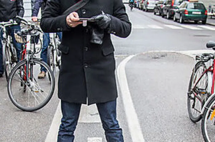 Graz darf sich wohl mit dem Titel „schmalsten Radweg der Welt“ schmücken, jenem in der Technikerstraße. Am Gehsteig aufgemalt, führt er dort gegen die Einbahn. Den Titel verliehen hat Mikael Colville-Anderson, Experte aus dem Radfahr-Eldorado Kopenhagen. Bei einer Rundfahrt durch Graz 2016 fiel ihm dieser Weg als ein besonders bemerkenswertes Negativbeispiel auf.