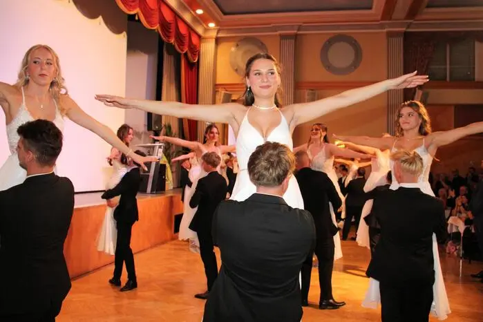 In den restlos ausverkauften Räumlichkeiten präsentierten die Paare eine schwungvolle Polonaise mit akrobatischen Hebefiguren.