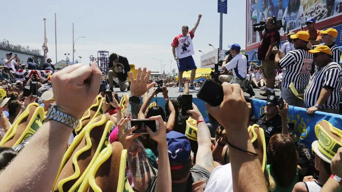 72 Hotdogs in zehn Minuten: Seriensieger Joey Chestnut hat beim alljährlich Hot Dog-Wettessen in New York seinen eigenen Rekord gebrochen.