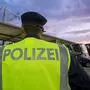 Polizist kontrolliert  (Archivfoto) 