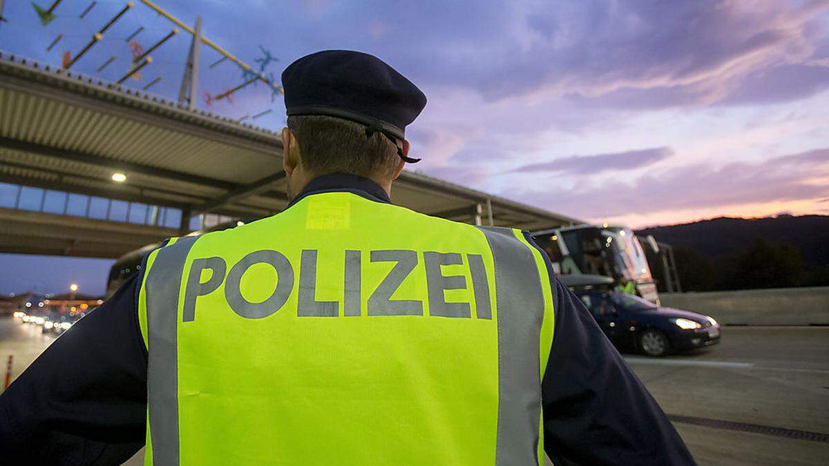 Polizist kontrolliert  (Archivfoto) 