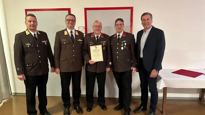 Die Freiwillige Feuerwehr Sachendorf feierte mit ihrer 100. Wehrversammlung ein besonderes Jubiläum im Rüsthaus. Langjährige Mitglieder wurden geehrt, darunter für 45 Jahre Hannes Naverschnigg.