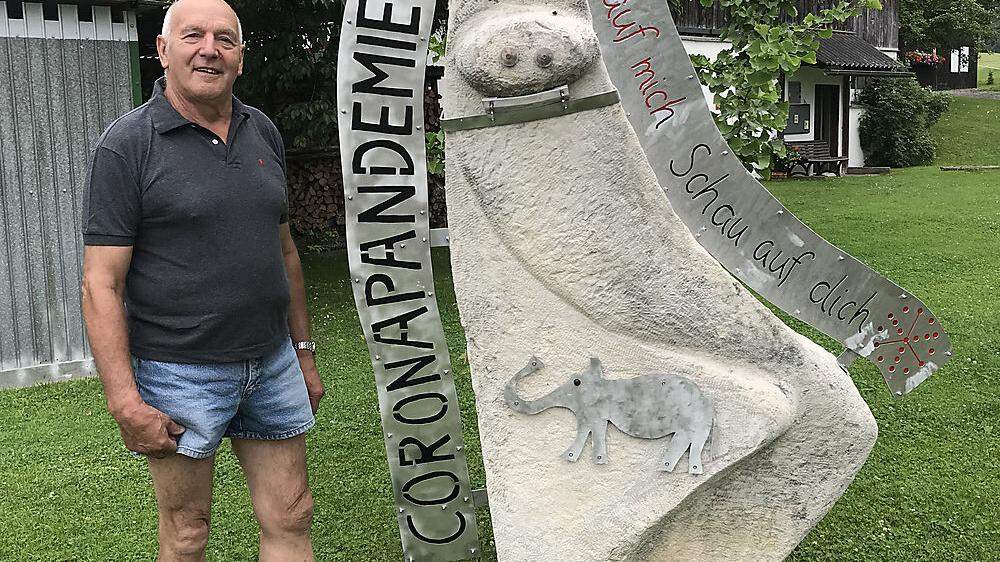 Peter Freitag mit seinem Corona-Denkmal