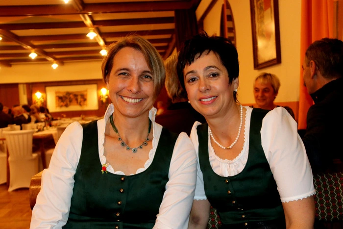 Chorleiterin Andrea Landa und Obfrau Jutta Mischitz freuten sich über die vielen Gäste.
