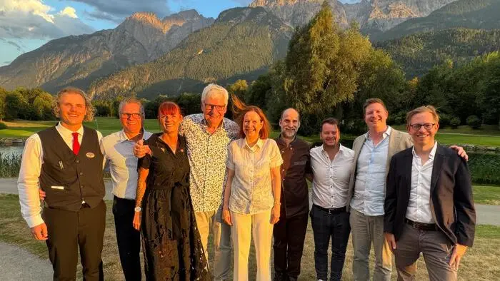 Viele Menschen lachen in die Kamera