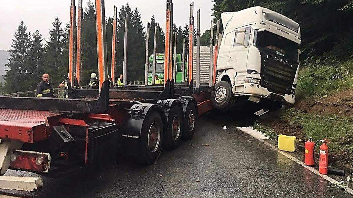 Die Feuerwehren mussten nach dem Unfall Öl und Treibstoff binden