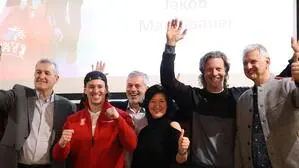 Großer Jubel: Jakob Mandlbauer ist für einen Empfang in seine Heimat zurückgekehrt. Karl Rudischer, Jakob Mandlbauer mit seinen Eltern, Wolfgang Stampfer und Harald Winkler (v. l)